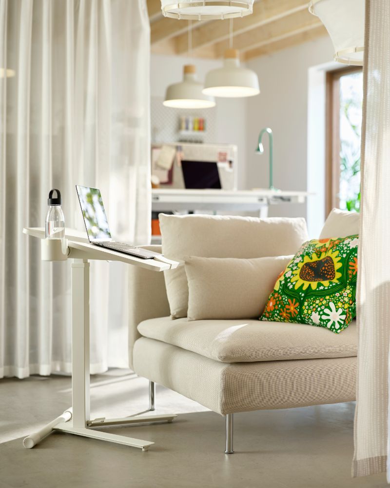 Cozy office lounge with SÖDERHAMN sofa, MÄSTERROT curtains, MITTZON table and BUNKEFLO pendant lamp.