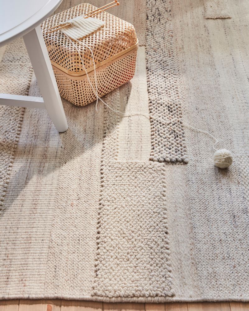 Textured room corner with BRÖNDEN rug and SMARRA storage box.