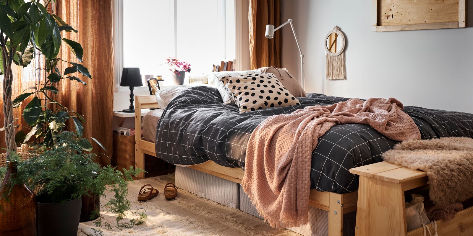 Cozy bedroom with NEIDEN twin bed, PERJOHAN storage stool, VITKLÖVER quilt set, ANNAKAJSA curtains and NYMÅNE lamp.