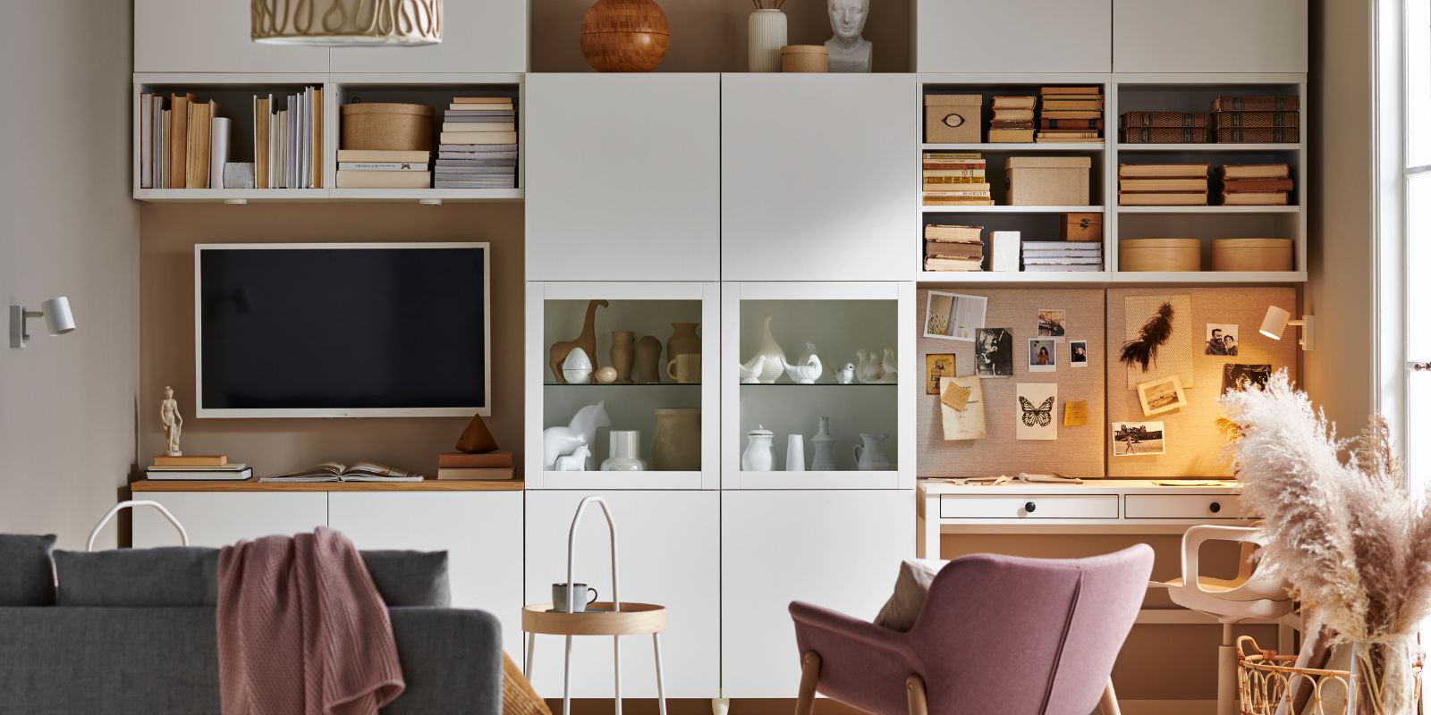  Cozy living room with BESTÅ cabinet, VEDBO armchair, BURVIK side table, SNIDAD basket and STILREN vase.