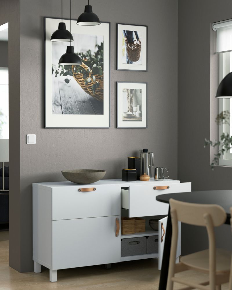 Modern dining area with BESTÅ storage unit, RÖNNINGE chair, SKURUP pendant lamp, LOMVIKEN frames and IKEA 365+ accessories.