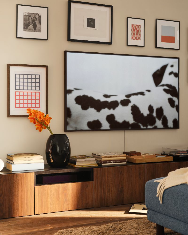 Sophisticated living room with BESTÅ TV unit, STOENSE rug, STOCKHOLM 2025 vase and LOMVIKEN frames.