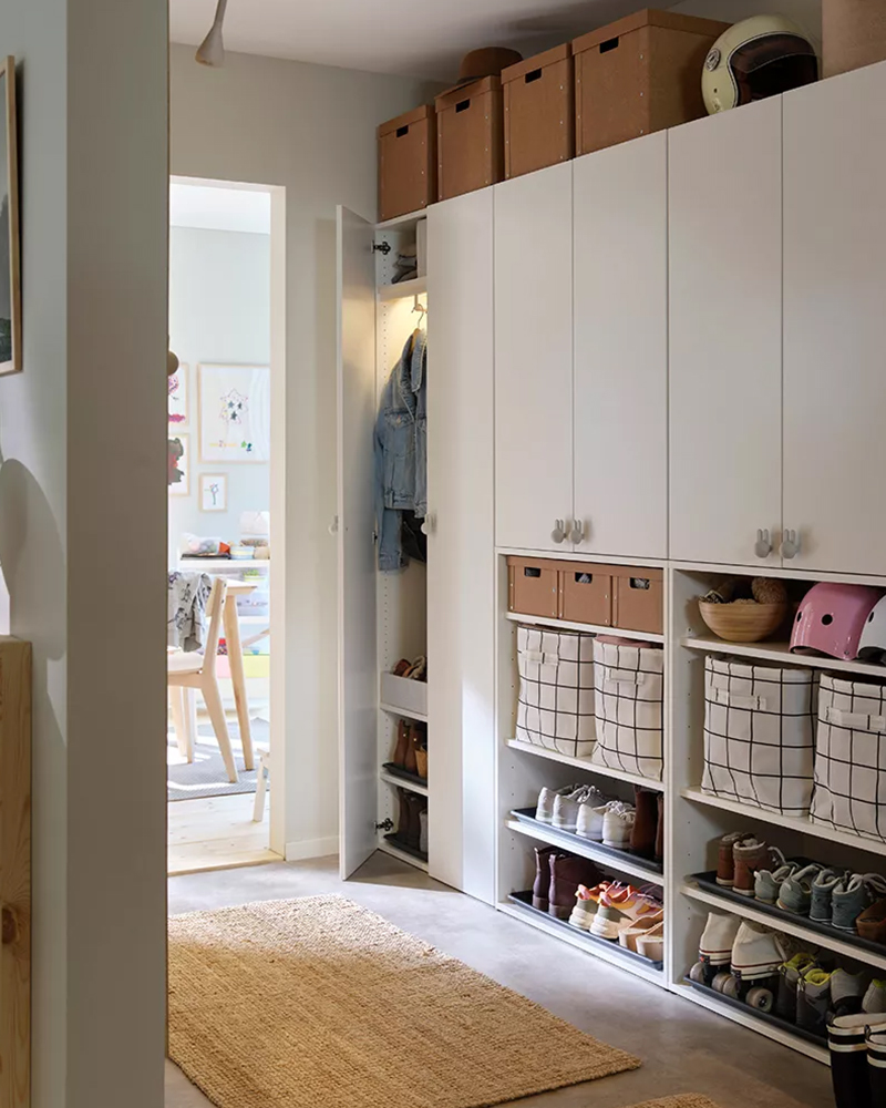 A welcoming hallway with plenty of storage space, featuring a LASTARE wardrobe with storage boxes and neatly organised clothes on display inside.
