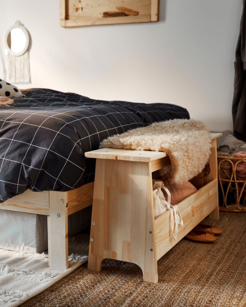 Warm bedroom with NEIDEN twin bed, PERJOHAN storage stool, SNIDAD basket, VITKLÖVER quilt set and LOHALS rug.