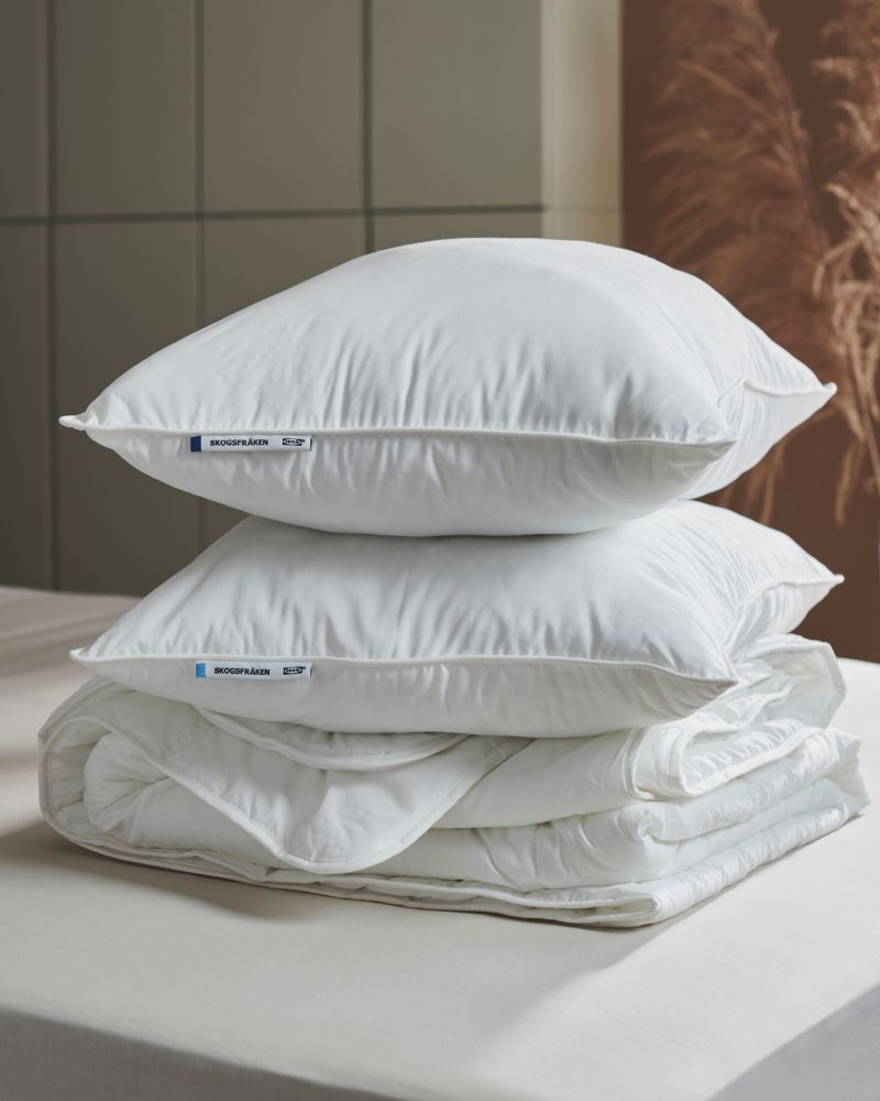 Cozy bedding setup with SKOGSFRÄKEN high pillow and warm duvet, designed for plush comfort and restful sleep.