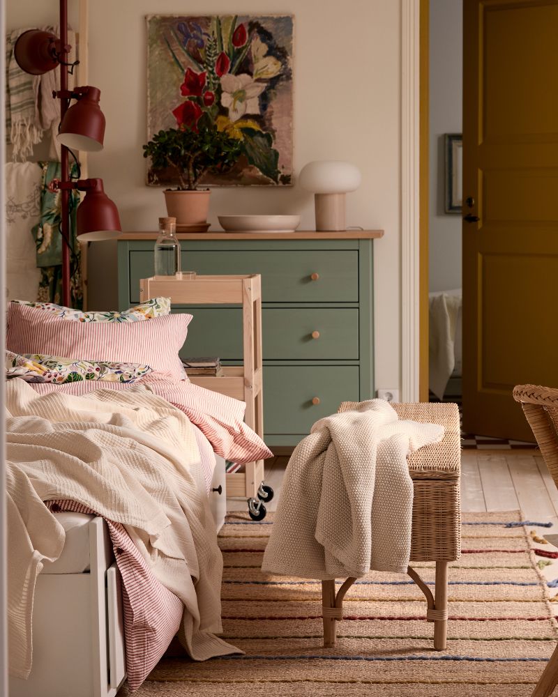 Cozy bedroom with HEMNES daybed, STRANDLUMMER duvet set, INDIRA throw, TOLKNING storage bench and HEKTAR floor lamp.
