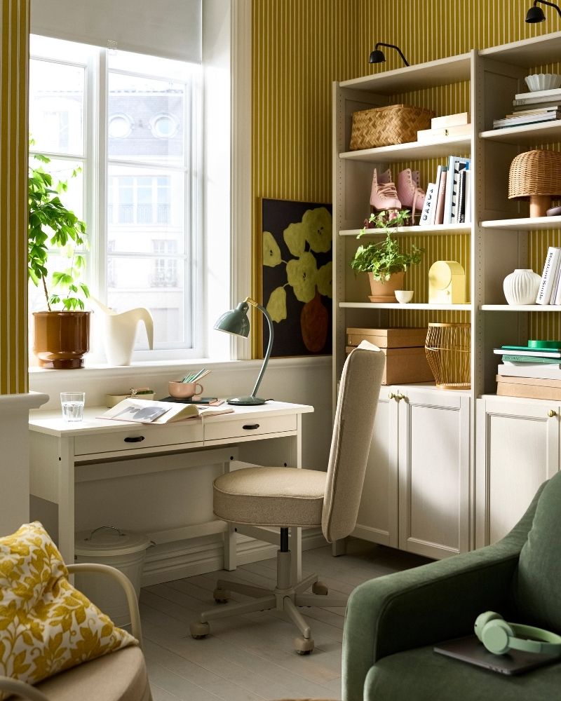 Bright workspace with BRYTNING desk, GULDDRAGARE storage, RÖDFLIK lamp and GULLVALLA sofa