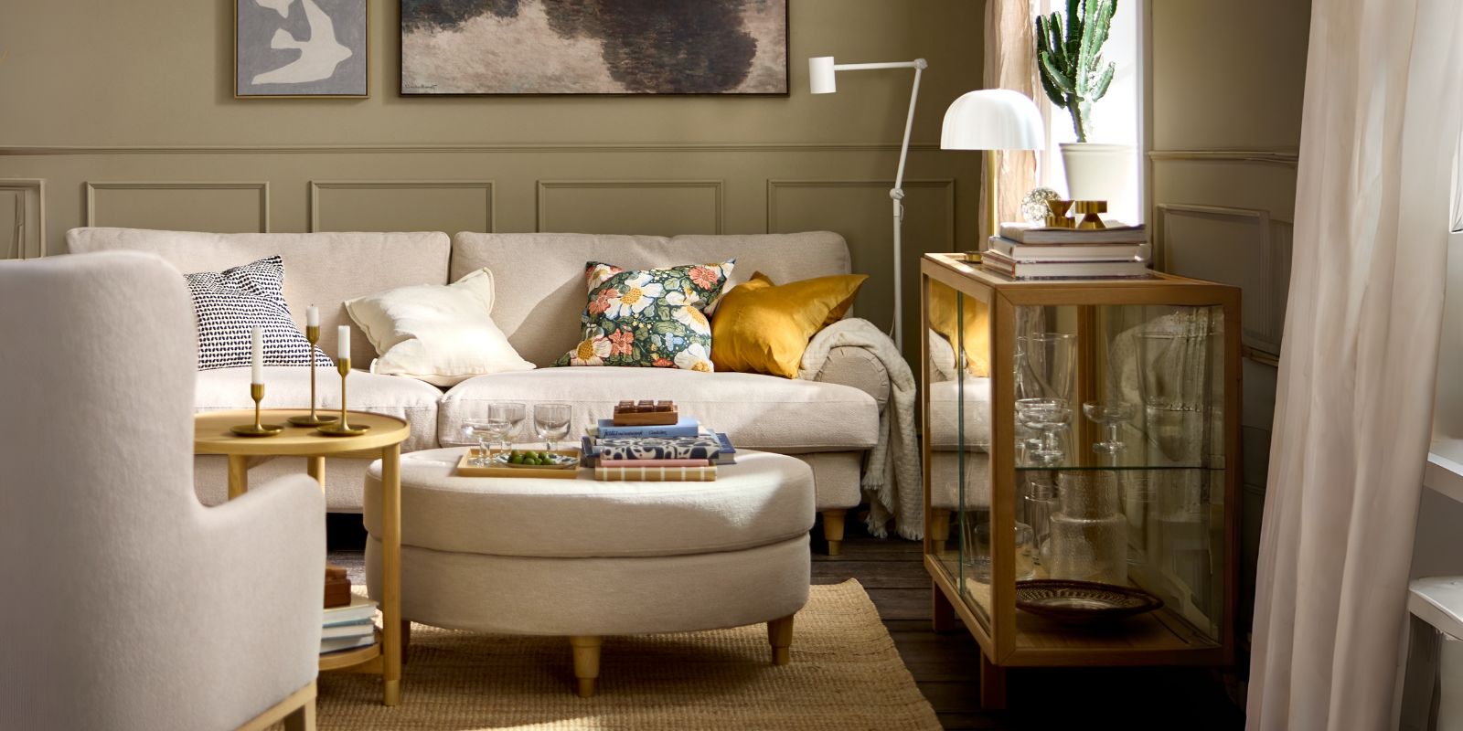 Cozy living room with VALNÄS 3-seat sofa, VALNÄS ottoman, STOCKHOLM 2025 cabinet, NYMÅNE floor lamp and LOHALS rug