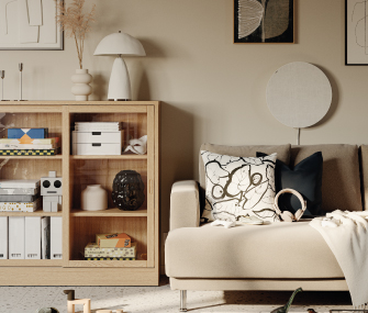 Sala moderna con sofá beige, cojines decorativos y vitrina de madera organizada.