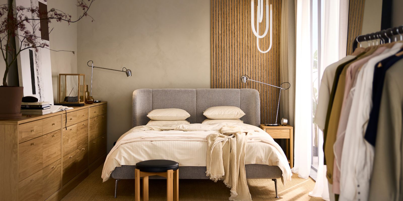 Serene bedroom with TUFJORD upholstered bed, NATTJASMIN bedding, TONSTAD nightstand, VARMBLIXT lamp and DYTÅG curtains.