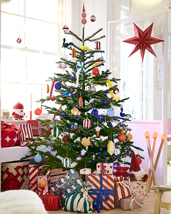 Árbol de Navidad decorado con adornos de colores, estrellas y guirnaldas, rodeado de regalos envueltos.