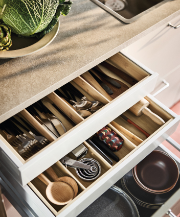 Cajón organizador de cubiertos y utensilios de cocina.