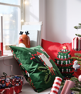 Cojines navideños decorativos en verde con Papá Noel y rojo con árbol bordado.