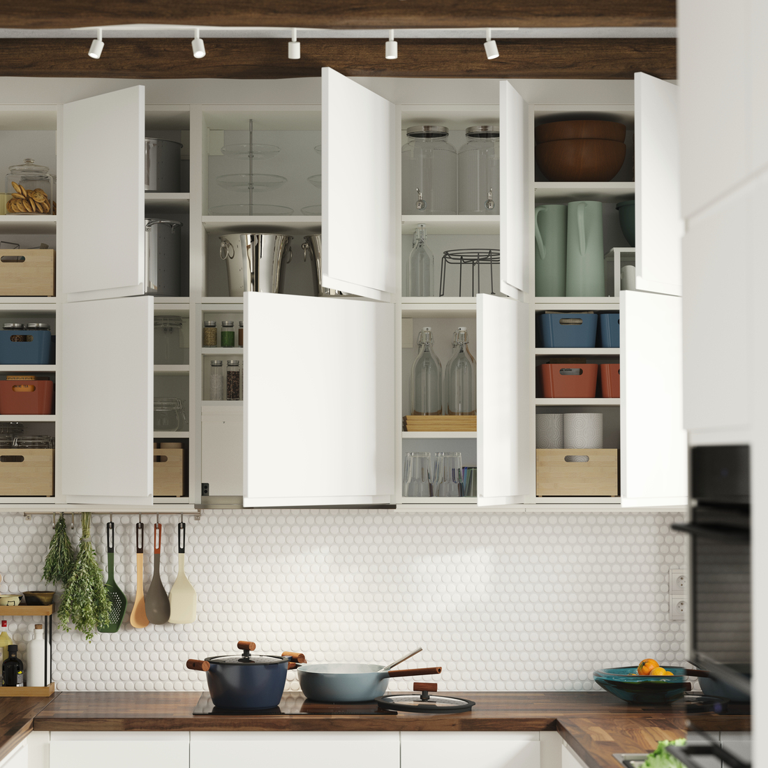 Gabinetes de cocina abiertos y organizados.