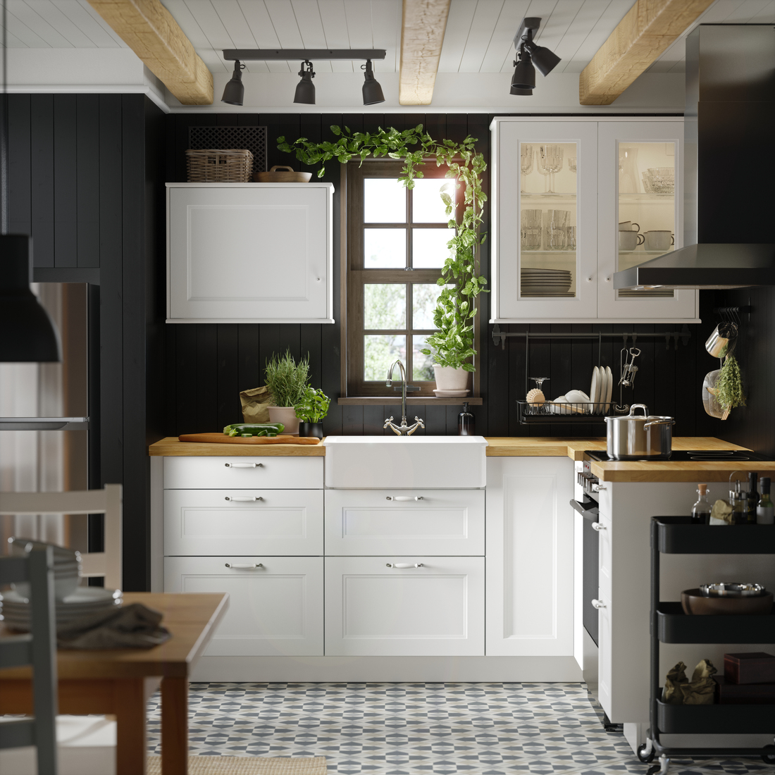 Cocina moderna con gabinetes blancos y encimera de madera.