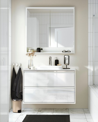 Mueble de baño suspendido blanco con lavabo, espejo grande y accesorios.