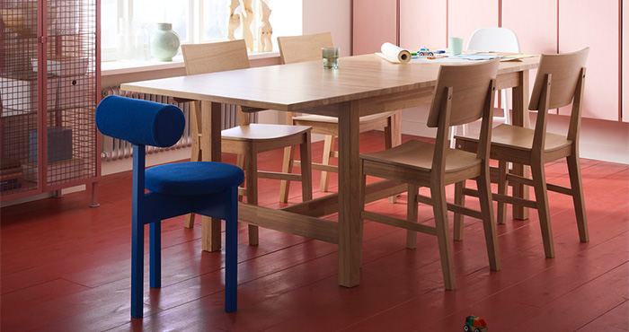 Comedor moderno con mesa de madera y decoración colorida.