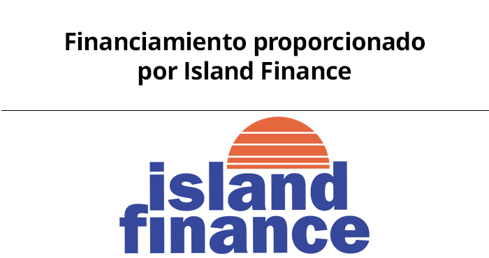 Texto en negro que dice "Financiamiento proporcionado por Island Finance" sobre el logotipo de Island Finance, el cual muestra un sol naranja semicircular encima de una tipografía azul sobre un fondo blanco.
