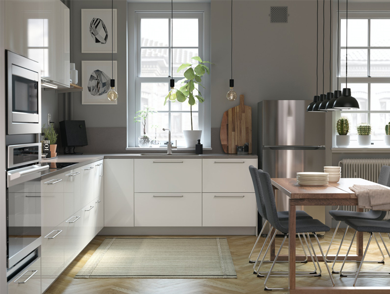 Una cocina moderna y luminosa con detalles en madera