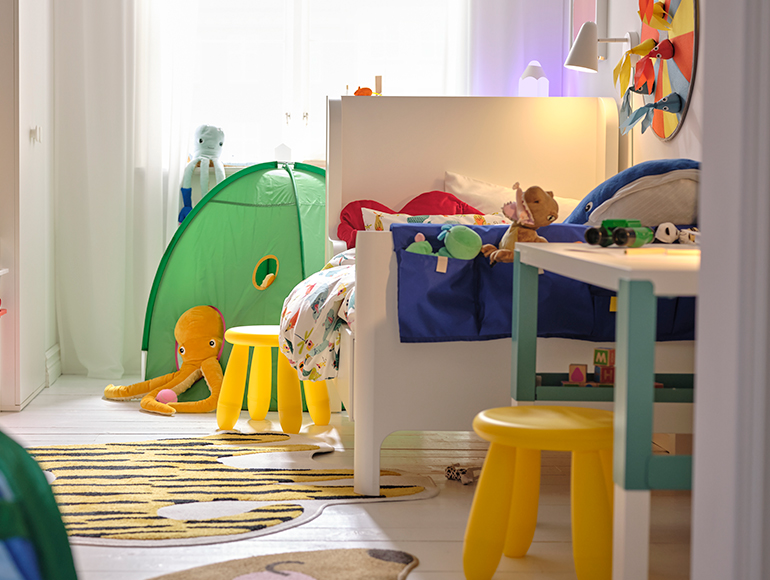 Un pequeño dormitorio infantil inteligente y colorido