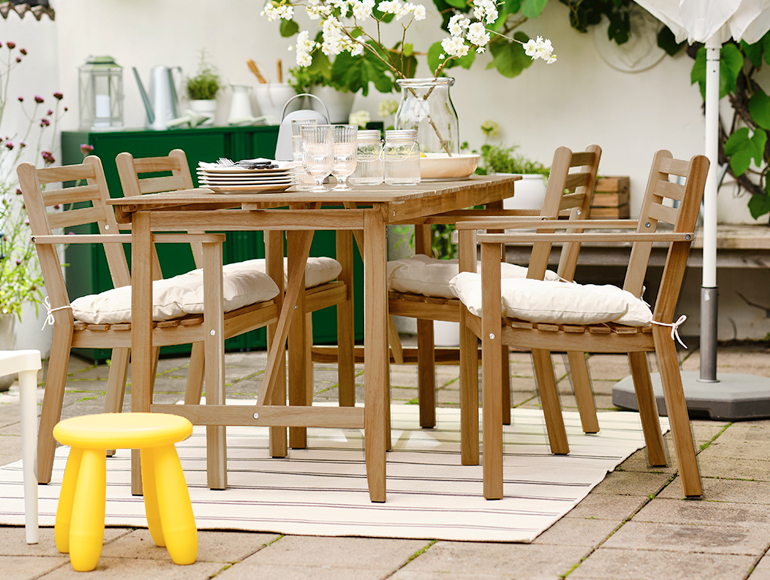 A Scandinavian-inspired outdoor space that is all about enjoying the season