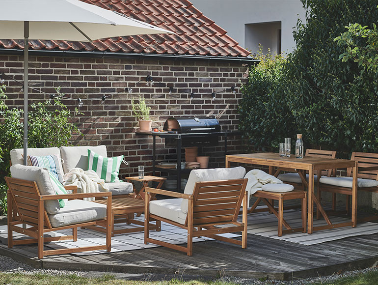 A contemporary open air living room in time for the outdoor season
