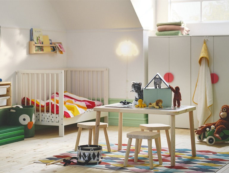 Una habitación infantil escandinava con espacio para divertirse y jugar