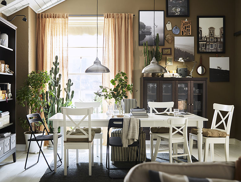 A traditional dining room with space for the whole family