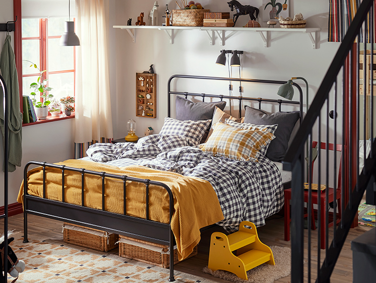 Un dormitorio tradicional con espacio para los más pequeños