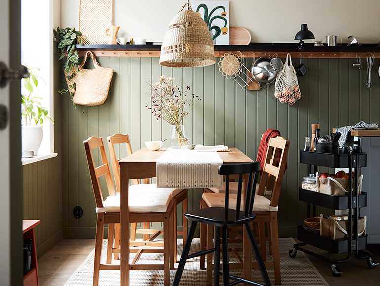 Un pequeño comedor tipo cabaña para toda la familia