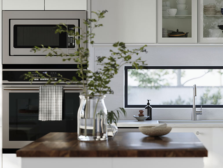Una cocina luminosa y moderna con mucho almacenaje