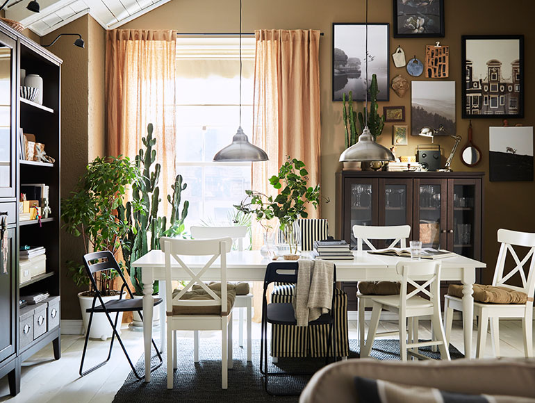A small but charming dining room