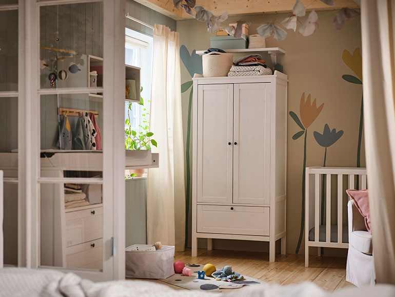 Everyday life blossoms in a rustic Scandinavian bedroom