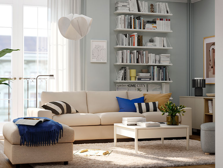 An airy, modern tyle livingroom to feel pampered in